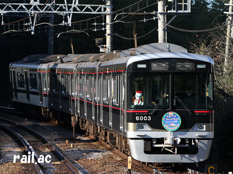 サンタクロース衣装のしんちゃん3代目を乗せたクリスマス列車6003×4